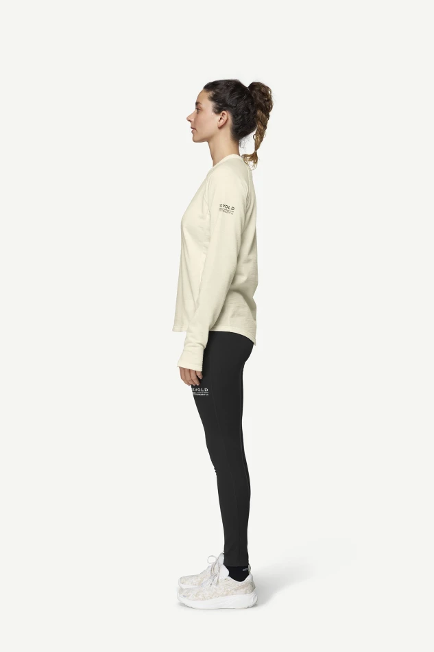 Devold Endurance Merino Crew WMN, kolor: Raw White - prezentacja na modelce - bok
