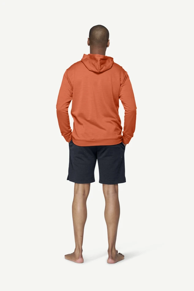 Devold Everyday Hoodie MAN, kolor: Brick - prezentacja na modelu - tył