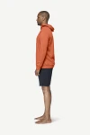 Devold Everyday Hoodie MAN, kolor: Brick - prezentacja na modelu - bok