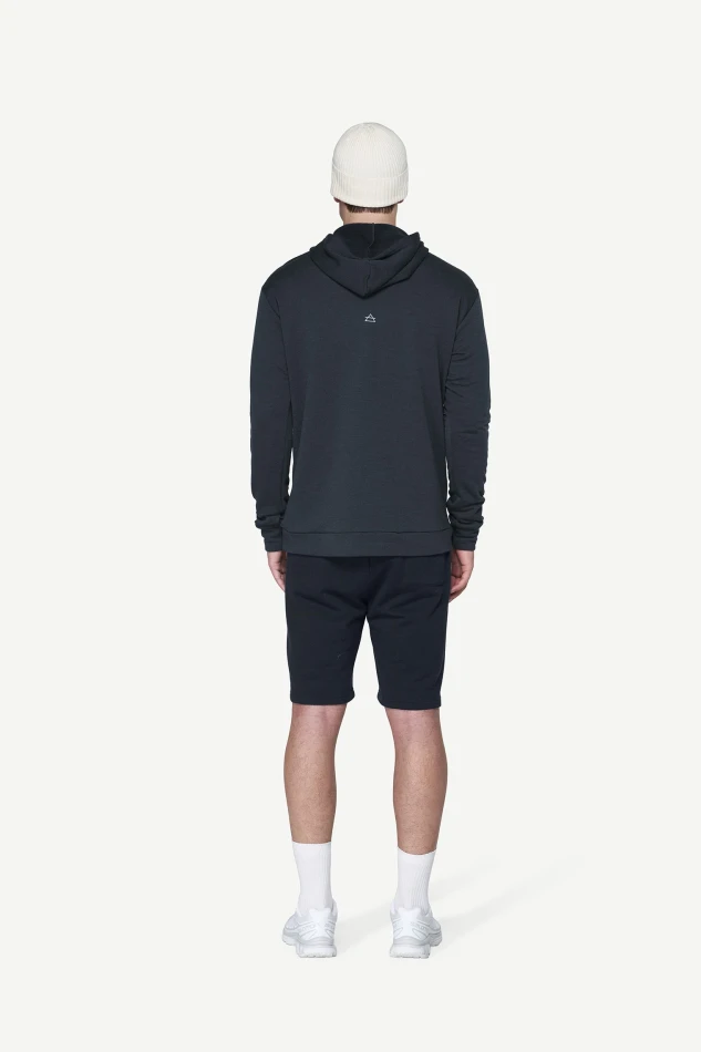 Devold Everyday Hoodie MAN, kolor: Ink - prezentacja na modelu - tył
