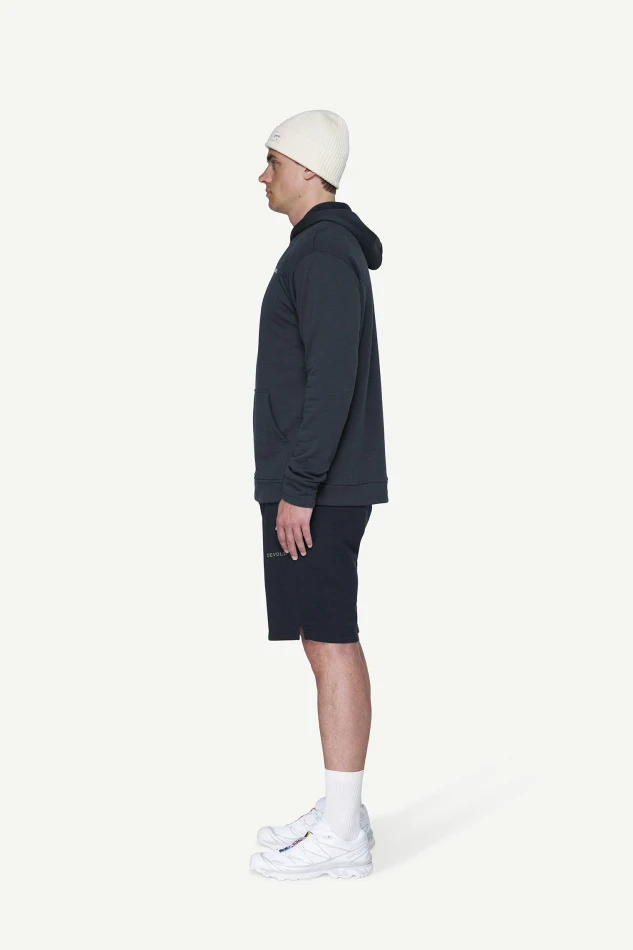 Devold Everyday Hoodie MAN, kolor: Ink - prezentacja na modelu - bok