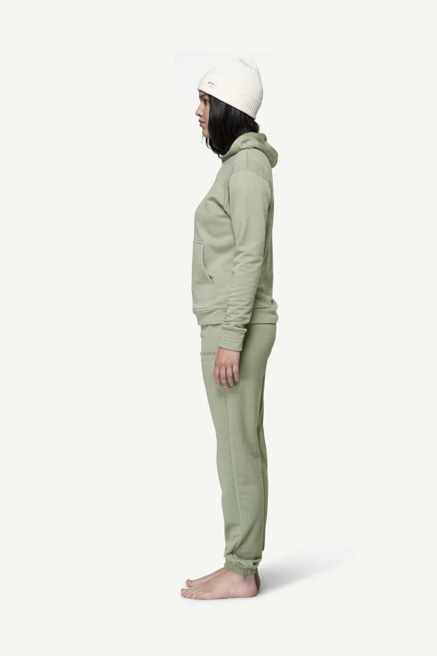 Devold Everyday Hoodie WMN, kolor: Fog - prezentacja na modelce - bok