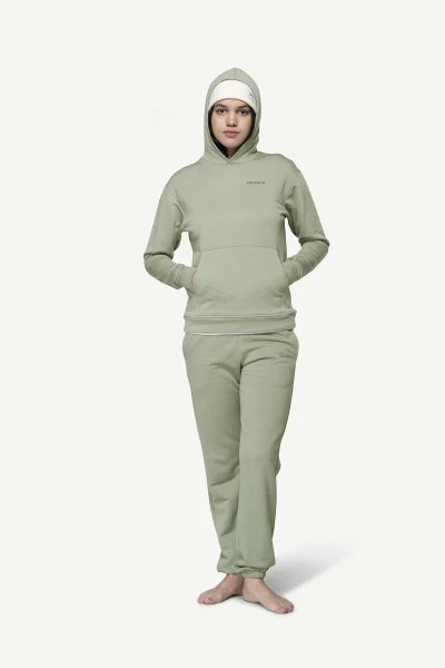 Devold Everyday Hoodie WMN, kolor: Fog - prezentacja na modelce z założony kapturem
