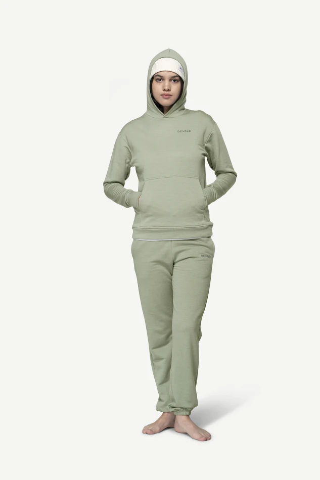 Devold Everyday Hoodie WMN, kolor: Fog - prezentacja na modelce z założony kapturem