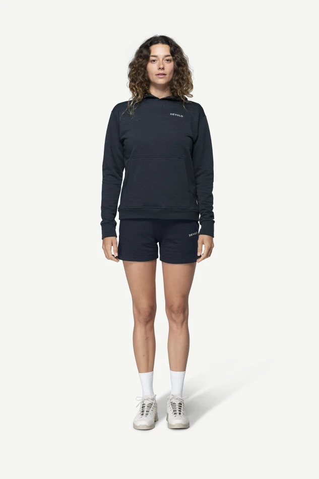 Devold Everyday Hoodie WMN, kolor: Ink - prezentacja na modelce - przód