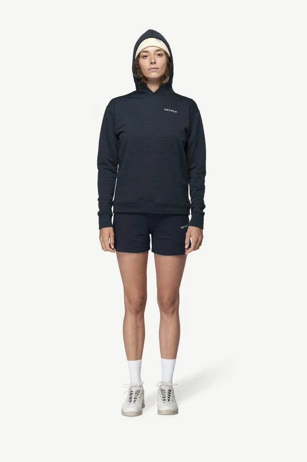 Devold Everyday Hoodie WMN, kolor: Ink - prezentacja na modelce z założonym kapturem