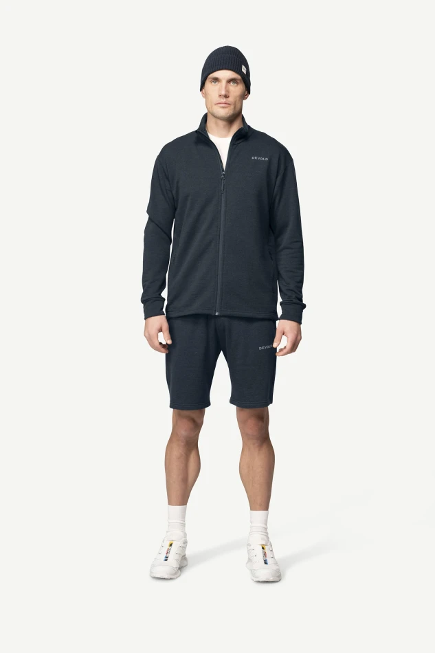 Devold Everyday Jacket MAN, kolor: Ink - prezentacja na modelu - przód