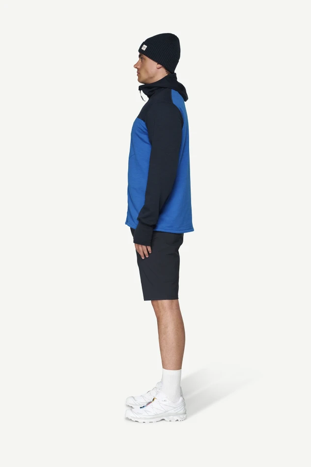 Devold Explorer Merino Hooded Jacket MAN, kolor: Royal/Ink - prezentacja na modelu - bok