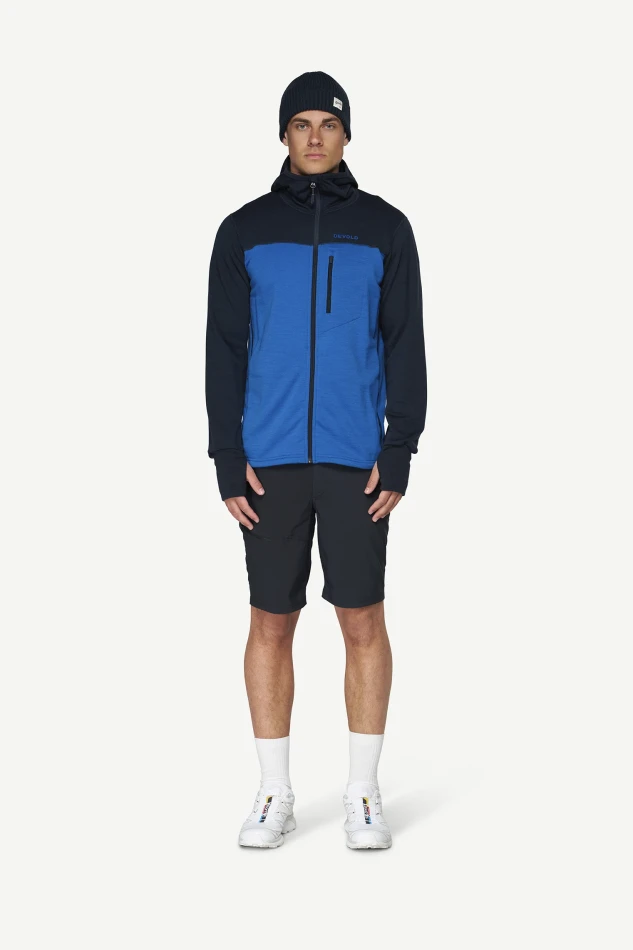 Devold Explorer Merino Hooded Jacket MAN, kolor: Royal/Ink - prezentacja na modelu - przód