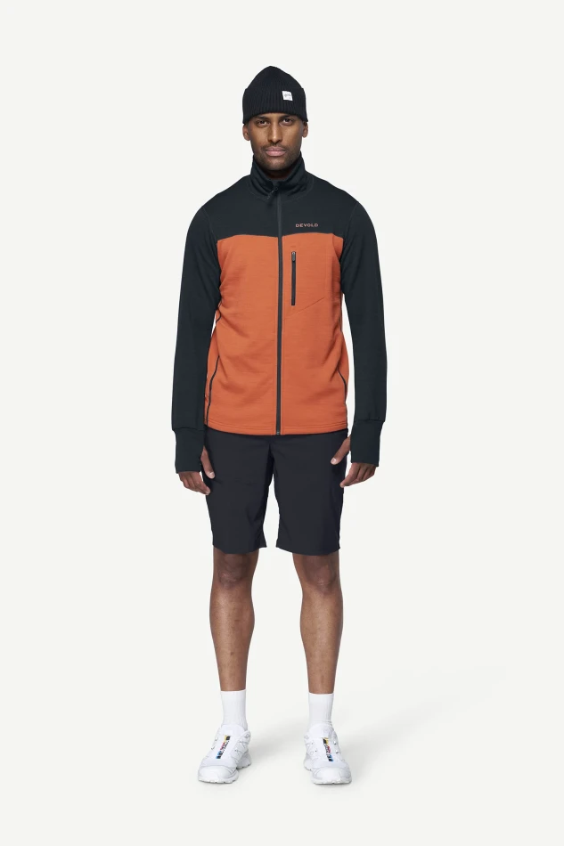 Devold Explorer Merino Jacket MAN, kolor: Brick/Ink - prezentacja na modelu - przód