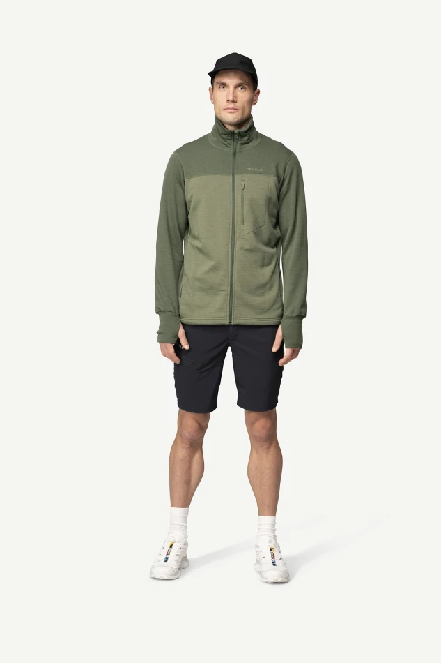 Devold Explorer Merino Jacket MAN, kolor: Forest/Lichen - prezentacja na modelu - przód