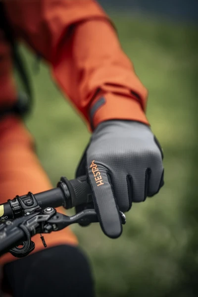 Hestra Bike Guard Long 5-finger, kolor: 390 - Charcoal - zdjęcie w terenie
