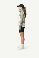 Devold Explorer Merino Hooded Jacket WMN, kolor: Fog/Raw White - prezentacja na modelce - bok