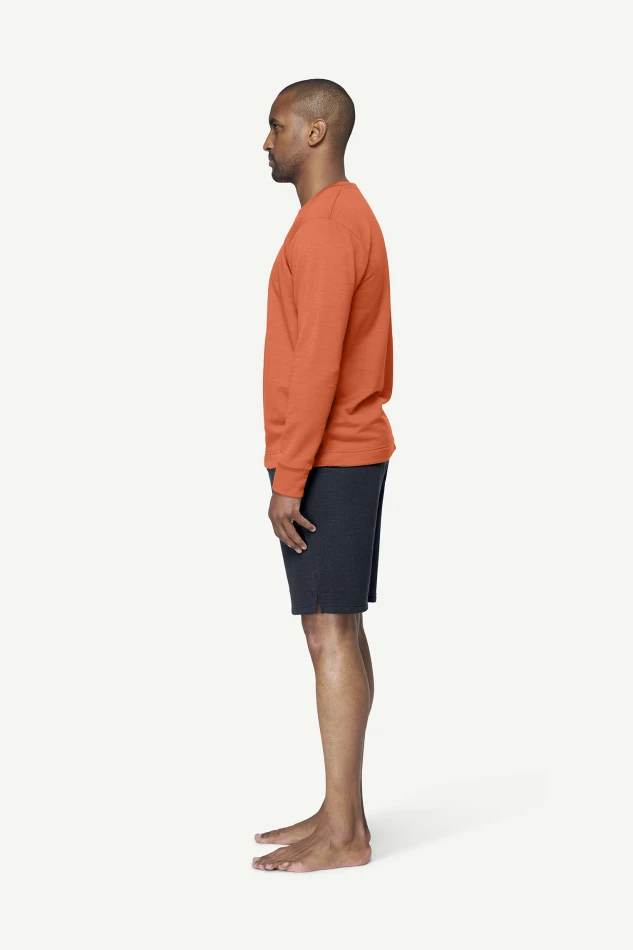 Devold Everyday Crew MAN, kolor: Brick - prezentacja na modelu - bok
