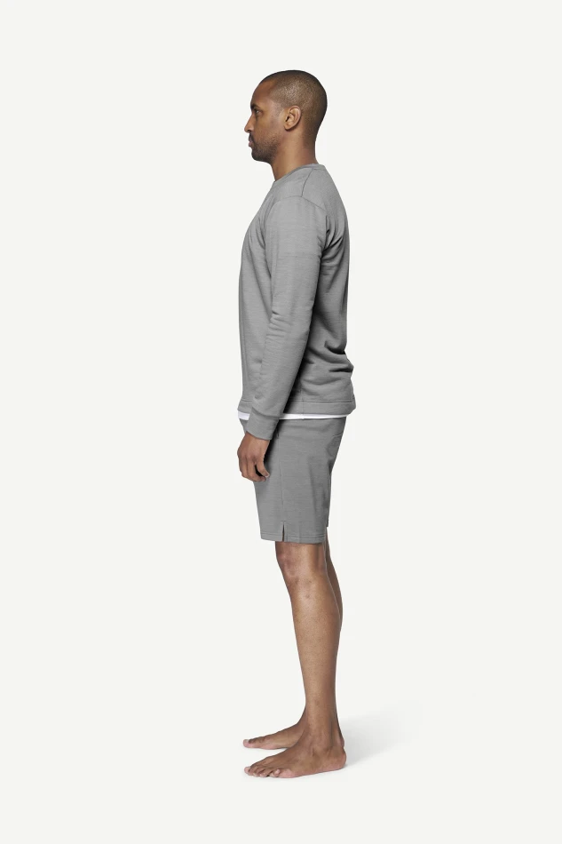 Devold Everyday Crew MAN, kolor: Griffin - prezentacja na modelu - bok