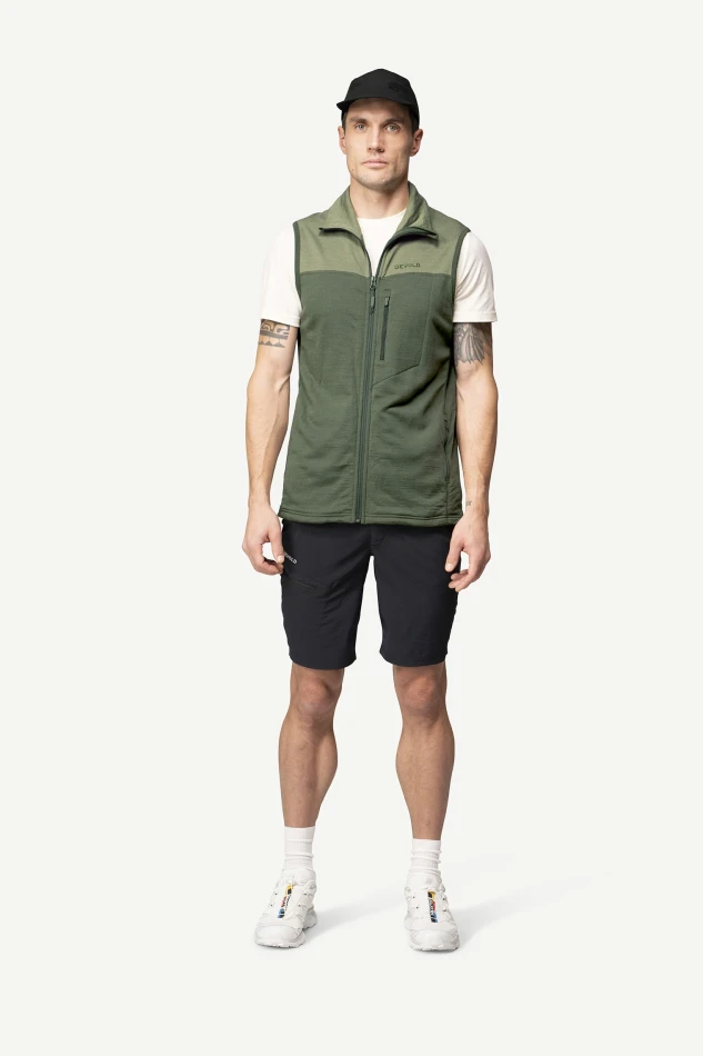 Devold Explorer Merino Vest MAN, kolor: Forest/Lichen - prezentacja na modelu - przód