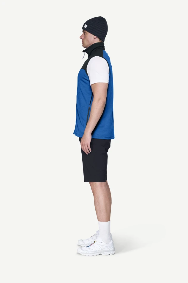 Devold Explorer Merino Vest MAN, kolor: Royal/Ink - prezentacja na modelu - bok