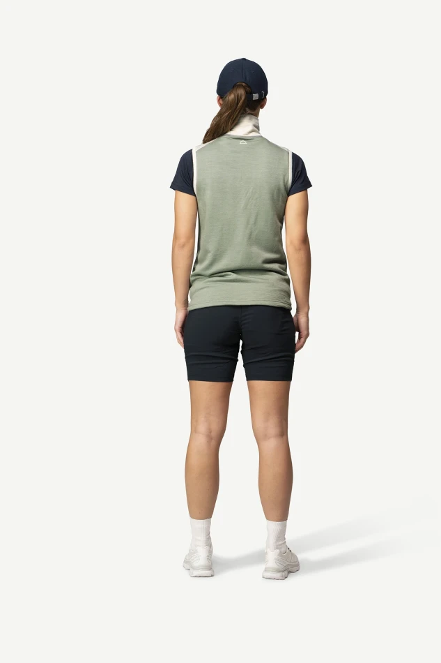 Devold Explorer Merino Vest WMN, kolor: Fog/Raw White - prezentacja na modelce - tył