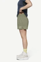 Devold Endurance Merino Shorts WMN, kolor: Lichen - prezentacja na modelce - bok