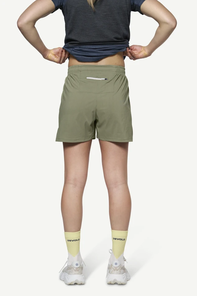 Devold Endurance Merino Shorts WMN, kolor: Lichen - prezentacja na modelce - tył