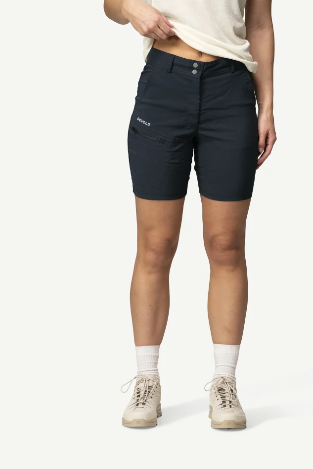 Devold Heroy Merino Shorts WMN, kolor: Caviar - prezentacja na modelce - przód