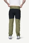 Devold Heroy Merino Pants MAN, kolor: Lichen - prezentacja na modelu - tył