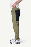 Devold Heroy Merino Pants MAN, kolor: Lichen - prezentacja na modelu - bok