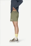 Devold Endurance Merino Shorts MAN, kolor: Lichen - prezentacja na modelu - bok