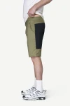Devold Heroy Merino Shorts MAN, kolor: Lichen - prezentacja na modelu - bok