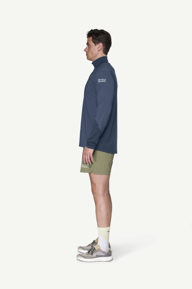 Devold Endurance Merino Cover Zip MAN, kolor: Night - prezentacja na modelu - bok