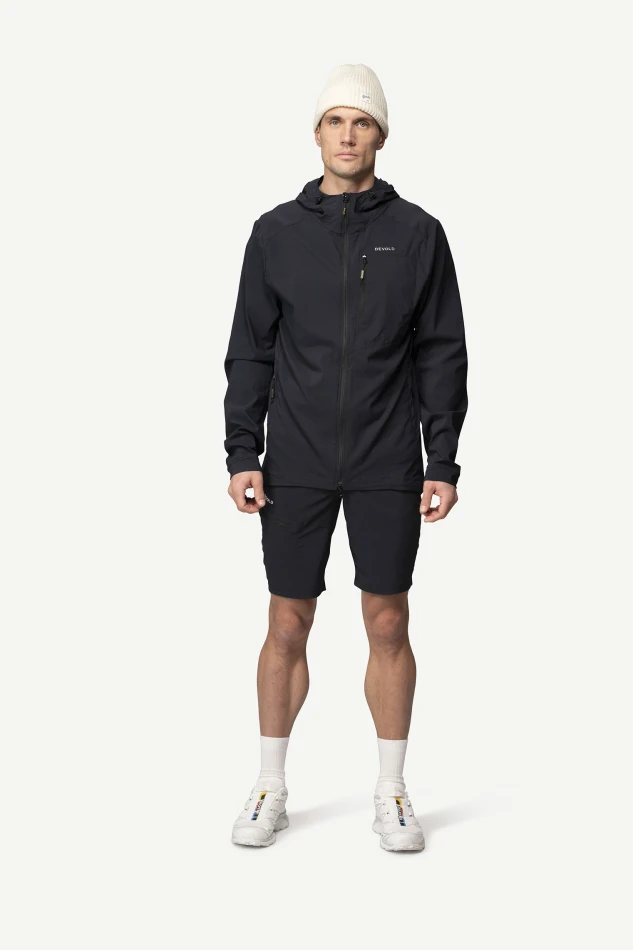 Devold Heroy Merino Jacket MAN, kolor: Caviar - prezentacja na modelu - przód