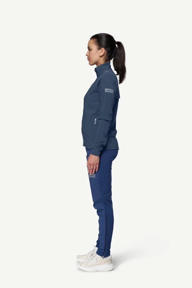 Devold Endurance Merino Jacket WMN, kolor: Night - prezentacja na modelce - bok