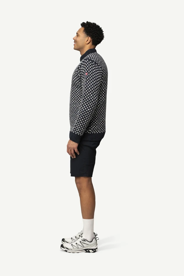 Devold Nordsjo Wool Sweater, kolor: Navy - prezentacja na modelu - bok