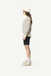 Devold Nordsjo Wool Sweater, kolor: Offwhite - prezentacja na modelce - bok