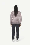 Devold Original Islender Wool Sweater, kolor: Chalk Pink/Anthracite - prezentacja na modelce - tył