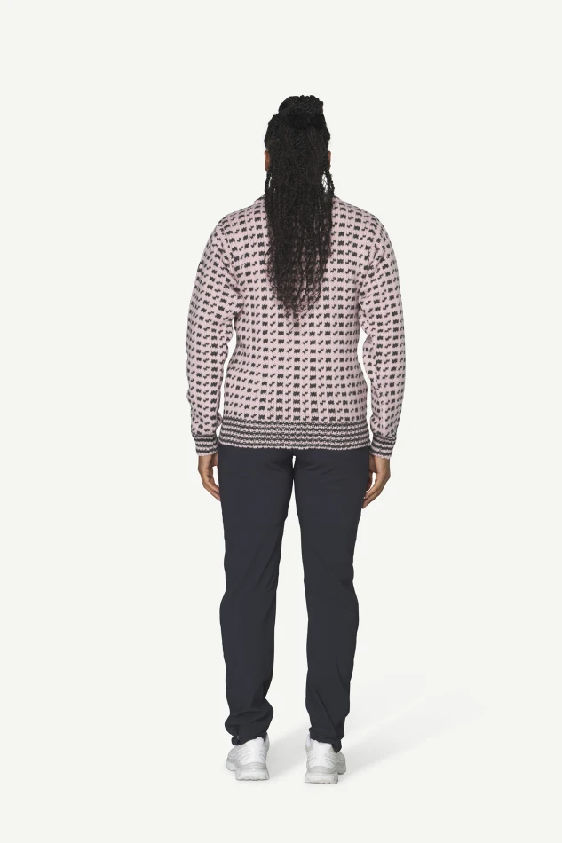 Devold Original Islender Wool Sweater, kolor: Chalk Pink/Anthracite - prezentacja na modelce - tył