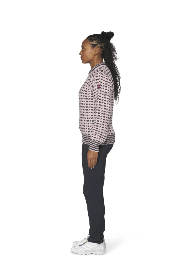 Devold Original Islender Wool Sweater, kolor: Chalk Pink/Anthracite - prezentacja na modelce - bok