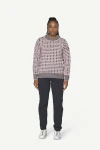 Devold Original Islender Wool Sweater, kolor: Chalk Pink/Anthracite - prezentacja na modelce - przód