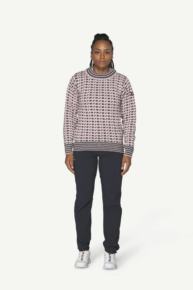 Devold Original Islender Wool Sweater, kolor: Chalk Pink/Anthracite - prezentacja na modelce - przód