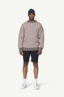 Devold Original Islender Wool Sweater, kolor: Chalk Pink/Anthracite - prezentacja na modelu - przód