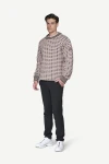 Devold Original Islender Wool Sweater, kolor: Chalk Pink/Anthracite - prezentacja na modelu - przód