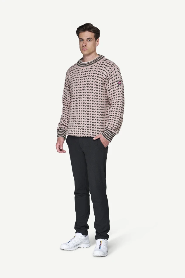 Devold Original Islender Wool Sweater, kolor: Chalk Pink/Anthracite - prezentacja na modelu - przód
