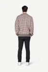 Devold Original Islender Wool Sweater, kolor: Chalk Pink/Anthracite - prezentacja na modelu - tył