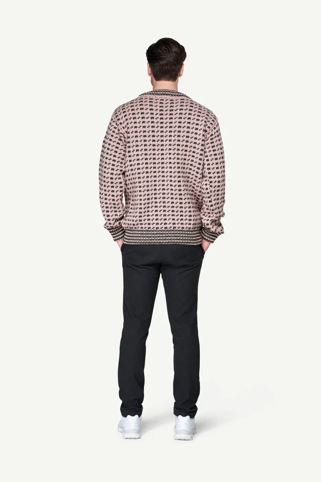 Devold Original Islender Wool Sweater, kolor: Chalk Pink/Anthracite - prezentacja na modelu - tył