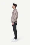 Devold Original Islender Wool Sweater, kolor: Chalk Pink/Anthracite - prezentacja na modelu - bok