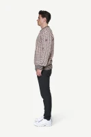 Devold Original Islender Wool Sweater, kolor: Chalk Pink/Anthracite - prezentacja na modelu - bok