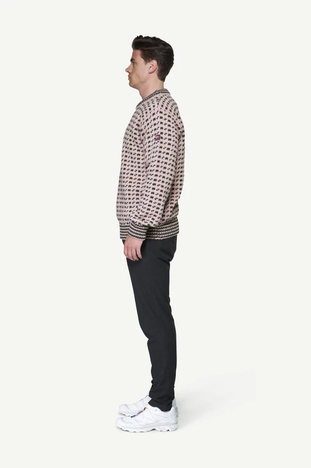 Devold Original Islender Wool Sweater, kolor: Chalk Pink/Anthracite - prezentacja na modelu - bok