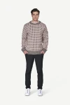 Devold Original Islender Wool Sweater, kolor: Chalk Pink/Anthracite - prezentacja na modelu - przód