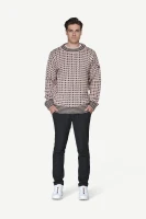 Devold Original Islender Wool Sweater, kolor: Chalk Pink/Anthracite - prezentacja na modelu - przód