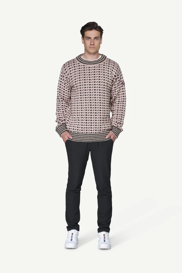 Devold Original Islender Wool Sweater, kolor: Chalk Pink/Anthracite - prezentacja na modelu - przód